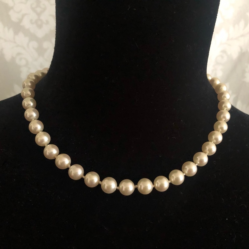 Faux “pearl” strand choker